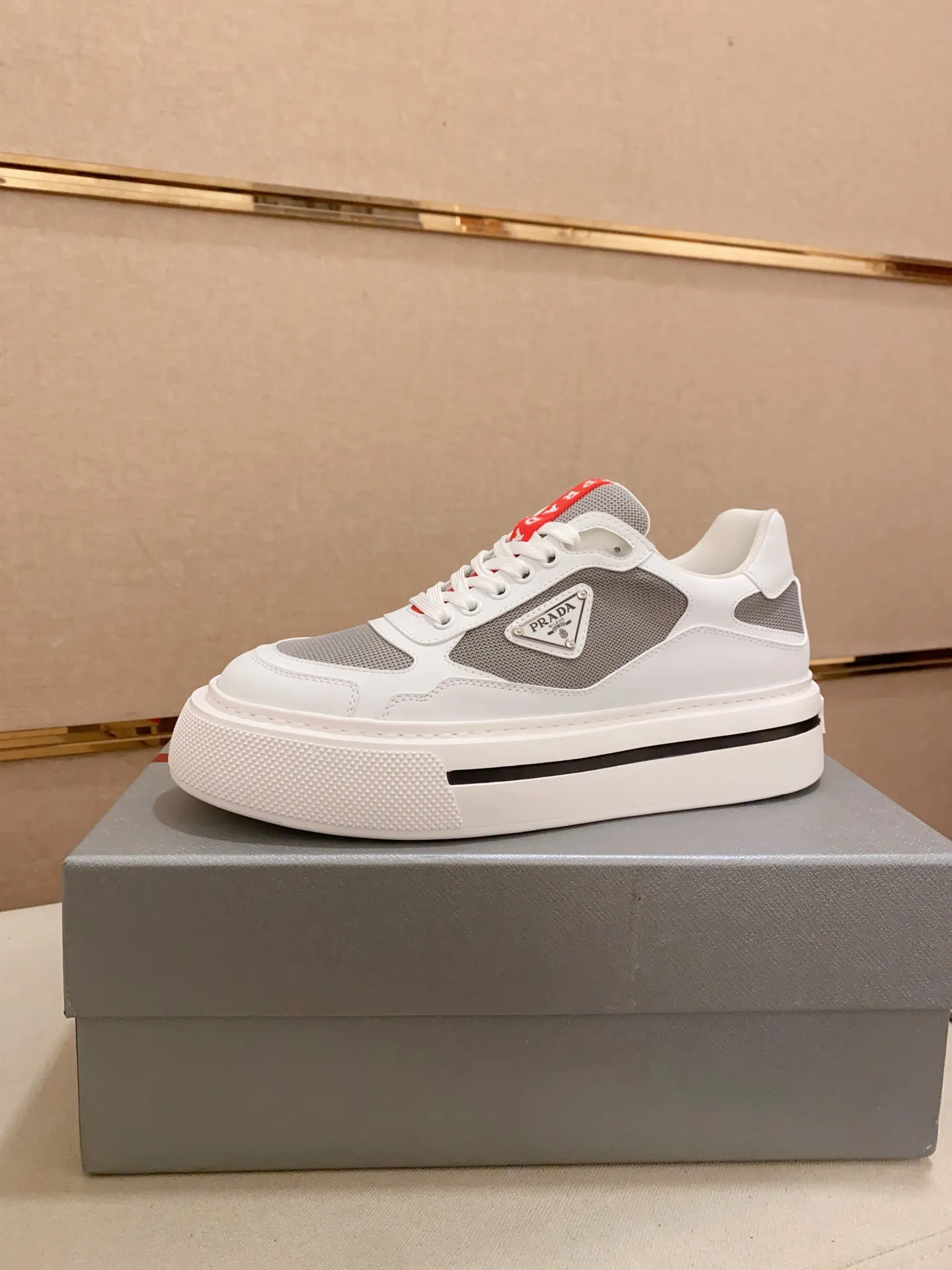 Men's shoes 💰 580💰 ✔️✔️✔️Higher version High-quality new PRADA (Prada) counters are launched simultaneously, new men's shoes, 😘fabrics are selected from breathable fly weave fabrics. Lining: Imported cowhide leather lining. 👍🏿High-end☄️Open-molded non-slip rubber outsole, exquisite lines, simple and elegant, comfortable and high-end for leisure travel. Number of yards: 38 to 44.